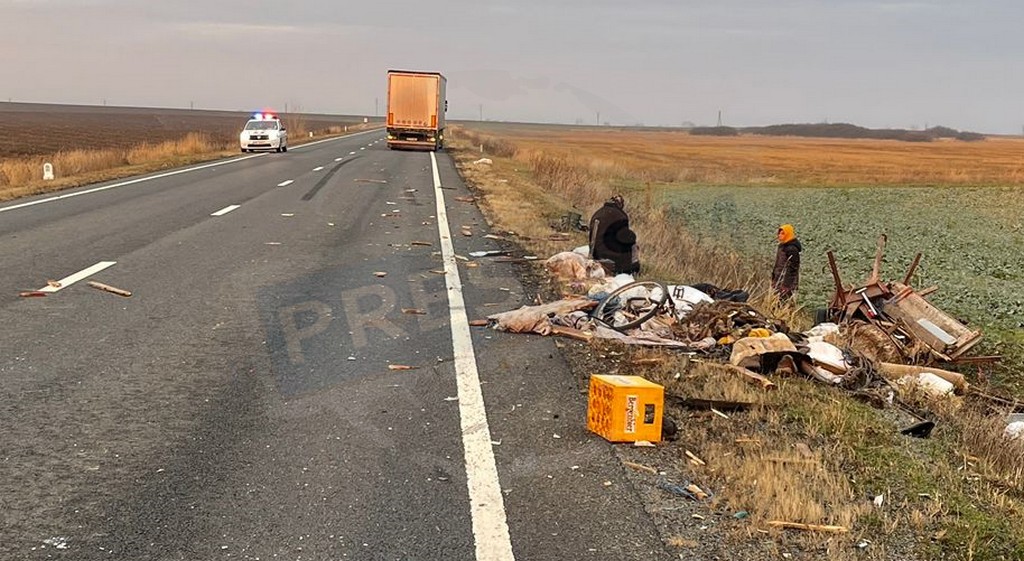 FOTO. Căruță spulberată de un TIR pe centura Careiului. O persoană la spital, calul a murit