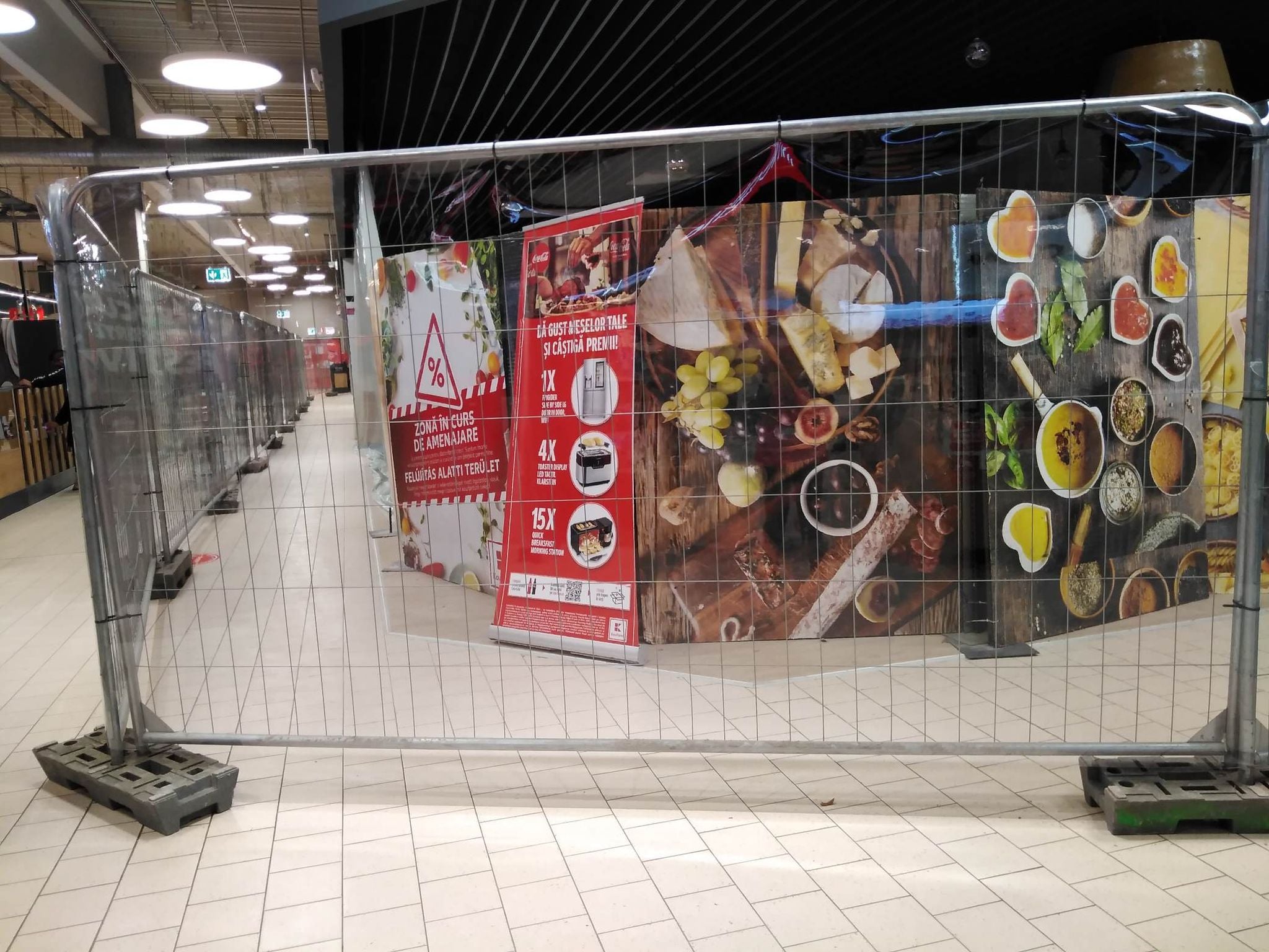 EXPLICAȚII. Motivul pentru care au apărut gardurile de metal în Kaufland