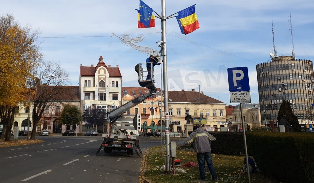 FOTOGALERIE. Pregătiri pentru Crăciun! Se montează iluminatul ornamental în Satu Mare