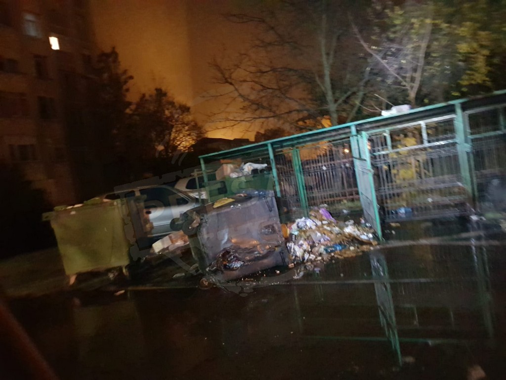 FOTOGALERIE. Piromanul anonim lovește din nou în Micro 15. Mașini în pericol