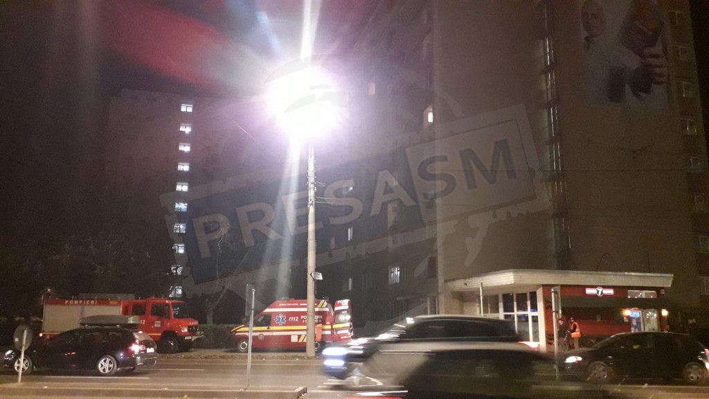 VIDEO. Intervenție de urgență într-un bloc turn din Satu Mare. Persoană presupusă decedată