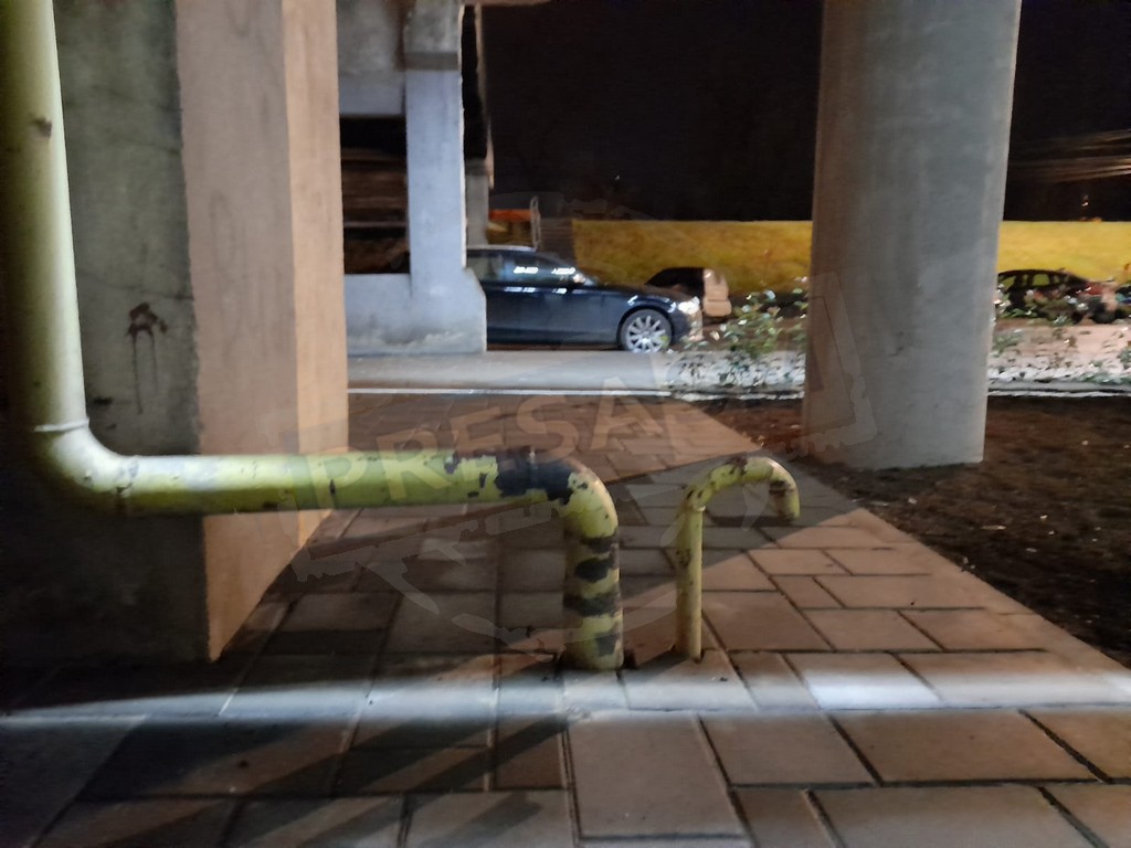 FOTO. Țeavă de gaz în mijlocul trotuarului, în centrul municipiului Satu Mare