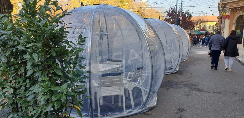 FOTOGALERIE. Cea mai tare terasă din Satu Mare. Iglu încălzit, cu ventilație, în plin centru