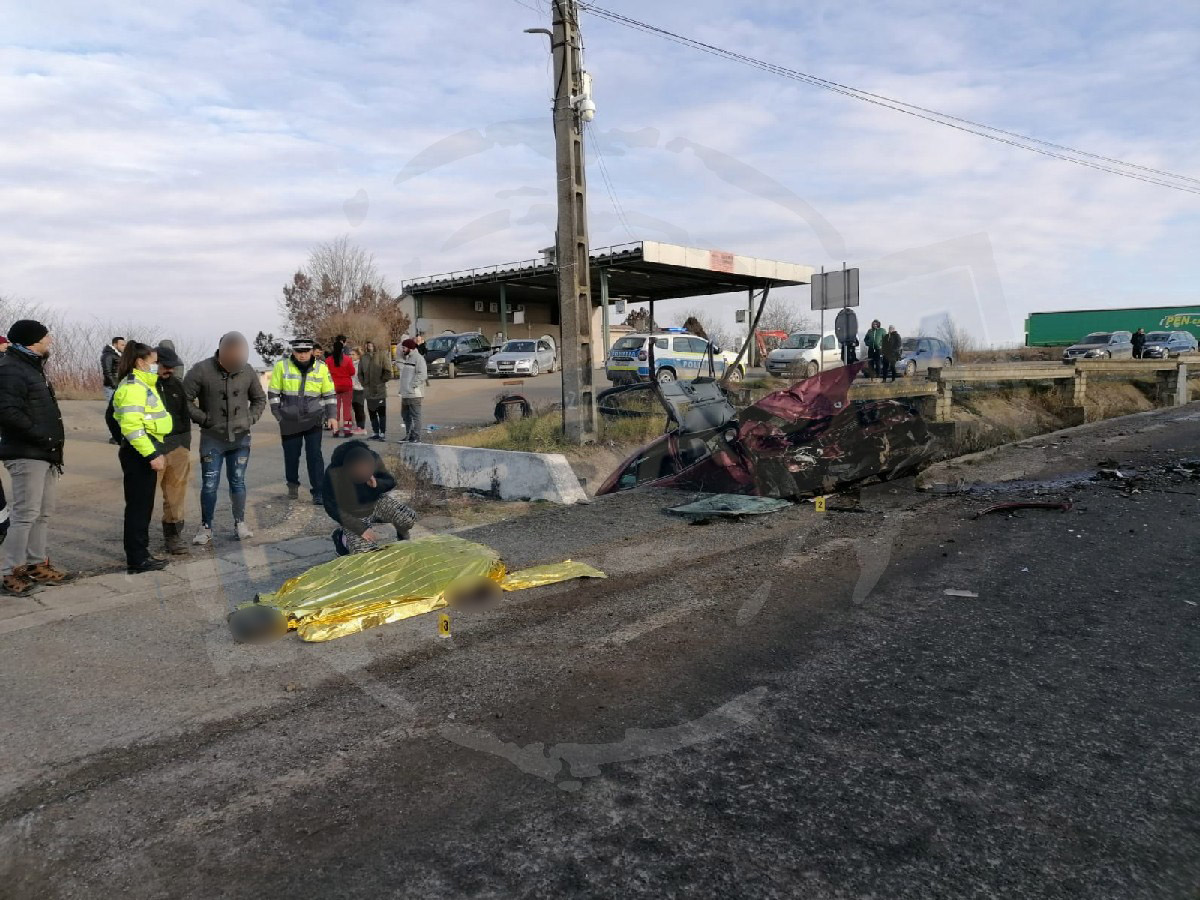 FOTOGALERIE. A murit femeia implicată în accidentul de la Beltiug. Alți răniți duși la Urgență