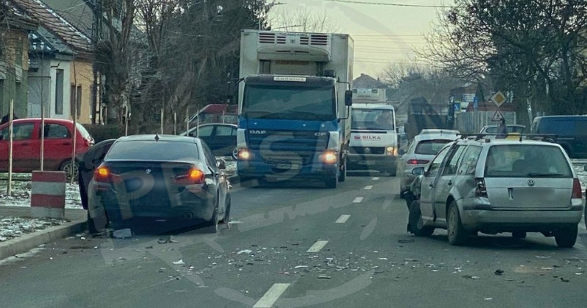 FOTO. VW vs. BMW. Accident în municipiul Satu Mare, trafic restricționat parțial