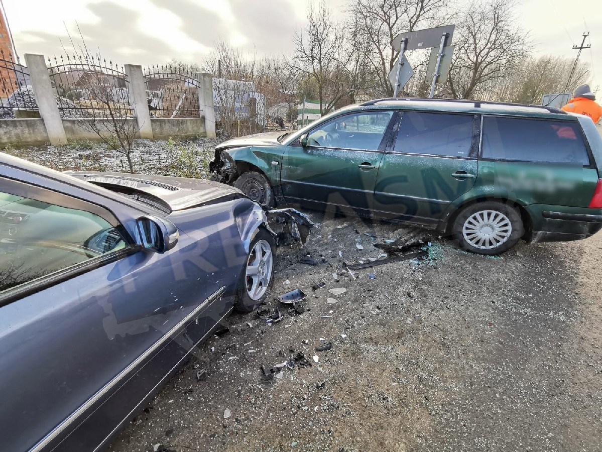 FOTO/VIDEO. Accident în lanț în Satu Mare! Trei mașini, una a lovit un pieton