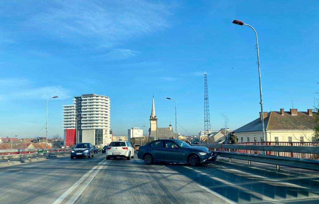 FOTO. Două accidente pe Podul Golescu, patru mașini implicate, o victimă