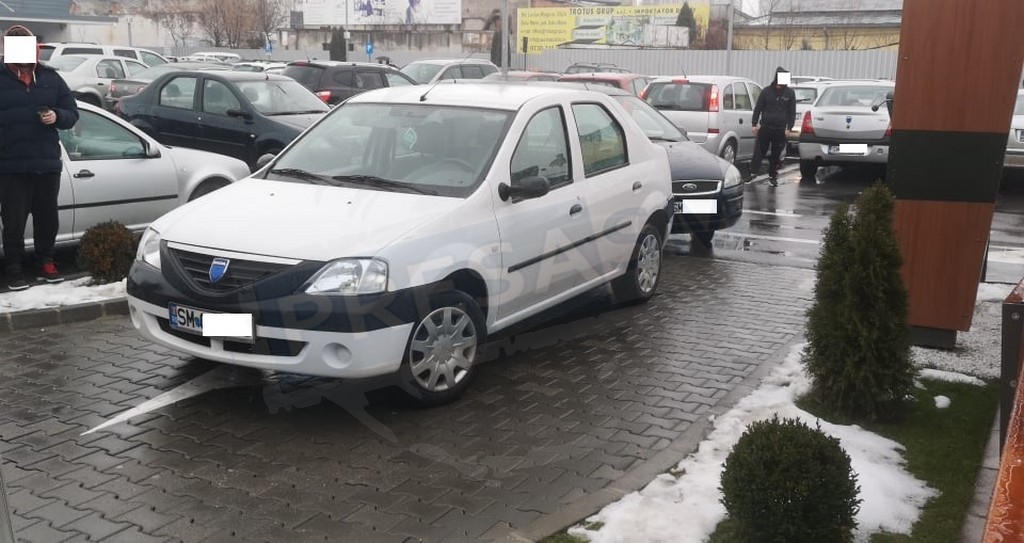FOTO. O pensionară a blocat McDonald`s cu Logan-ul! ”Parcarea” anului în Satu Mare