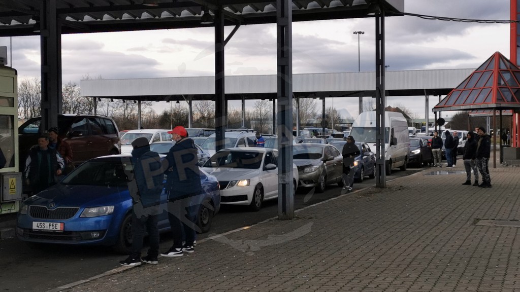 VIDEO. Poliția maghiară refuză să suplimenteze arterele în Vama Petea. Cozi uriașe