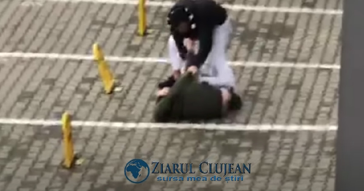 VIDEO. Bătaie ca-n filme în trafic. Șofer lovit cu pumnii și trântit pe jos, în Cluj-Napoca