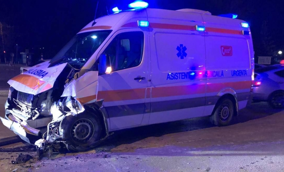 Accident în județul Satu Mare. Un tânăr a acroșat cu mașina o ambulanță