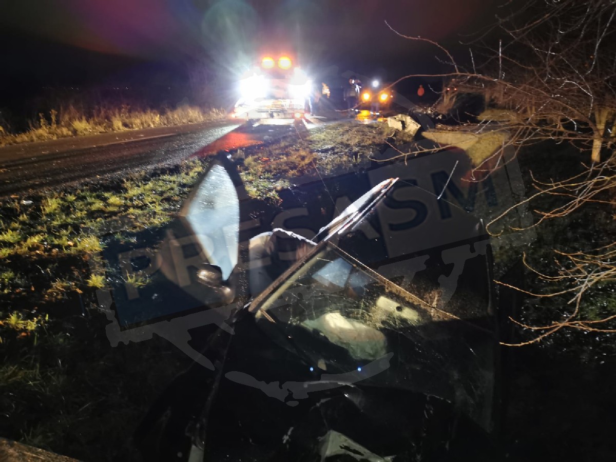 FOTO/VIDEO. Villanyoszlopnak ütközött a baleset helyszínéről menekülő részeg sofőr