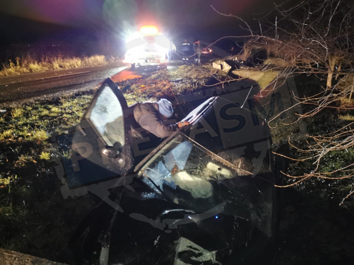 FOTO/VIDEO. Șofer rănit grav după ce a fugit de la locul unui accident. S-a izbit de un stâlp și a ajuns în șanț