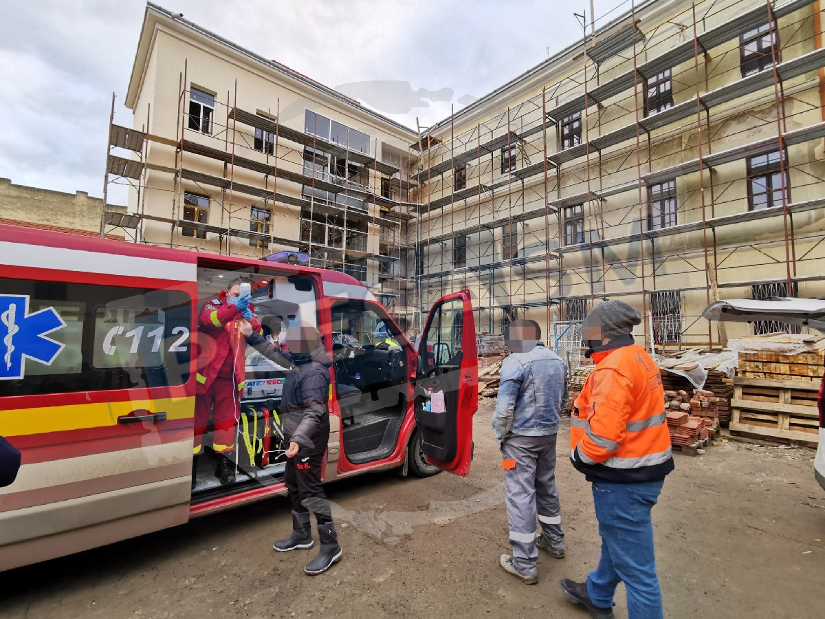 FOTOGALERIE. Accident în curtea Liceului Reformat. Bărbat căzut de la înălțime