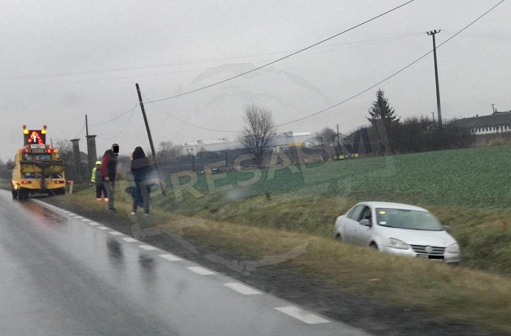 FOTO. Un începător a ajuns cu mașina în șanț, între Odoreu și Satu Mare