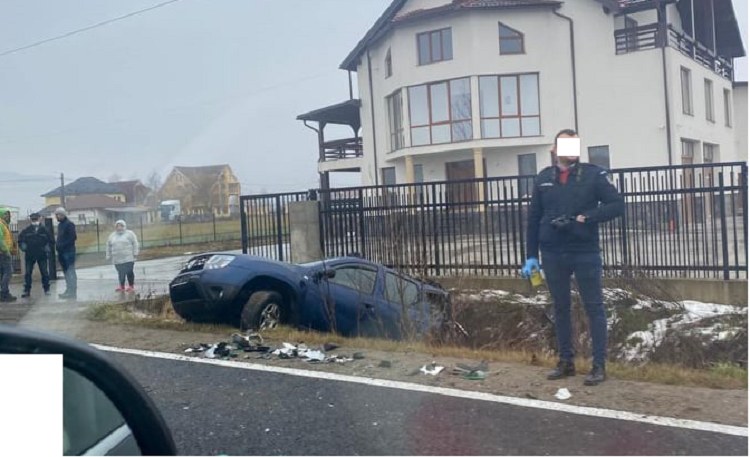 FOTO. Mașină proiectată în șanț, lovită în plin de un camion. O victimă la Urgență