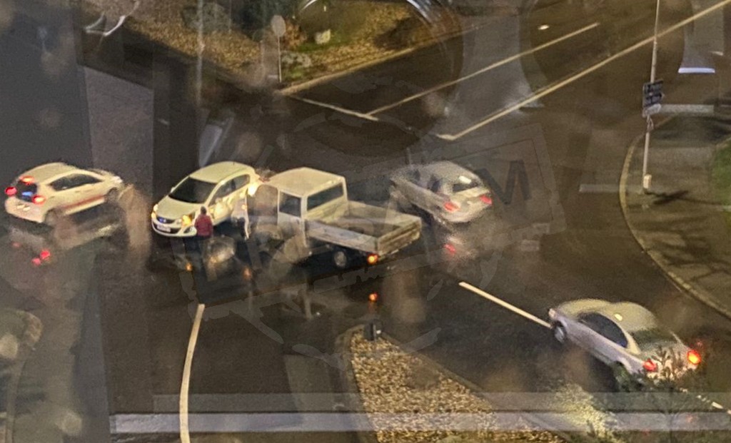 FOTO. Accident la coborâre de pe Podul Golescu. O autoutilitară a lovit o mașinăm în plin