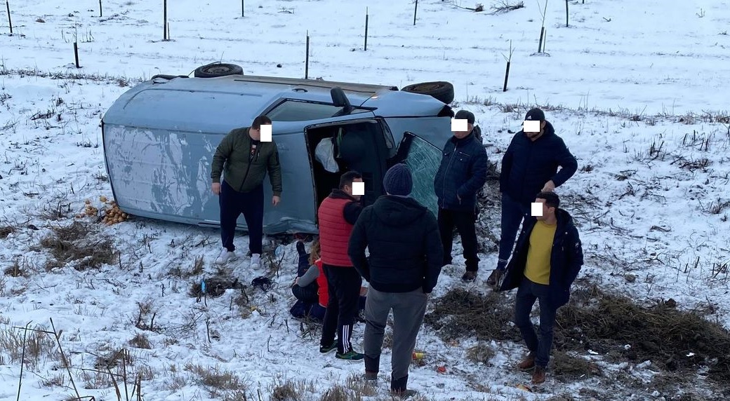 FOTO. Un șofer (70 ani) s-a răsturnat cu mașina în Satu Mare. Pasageră prinsă sub vehicul
