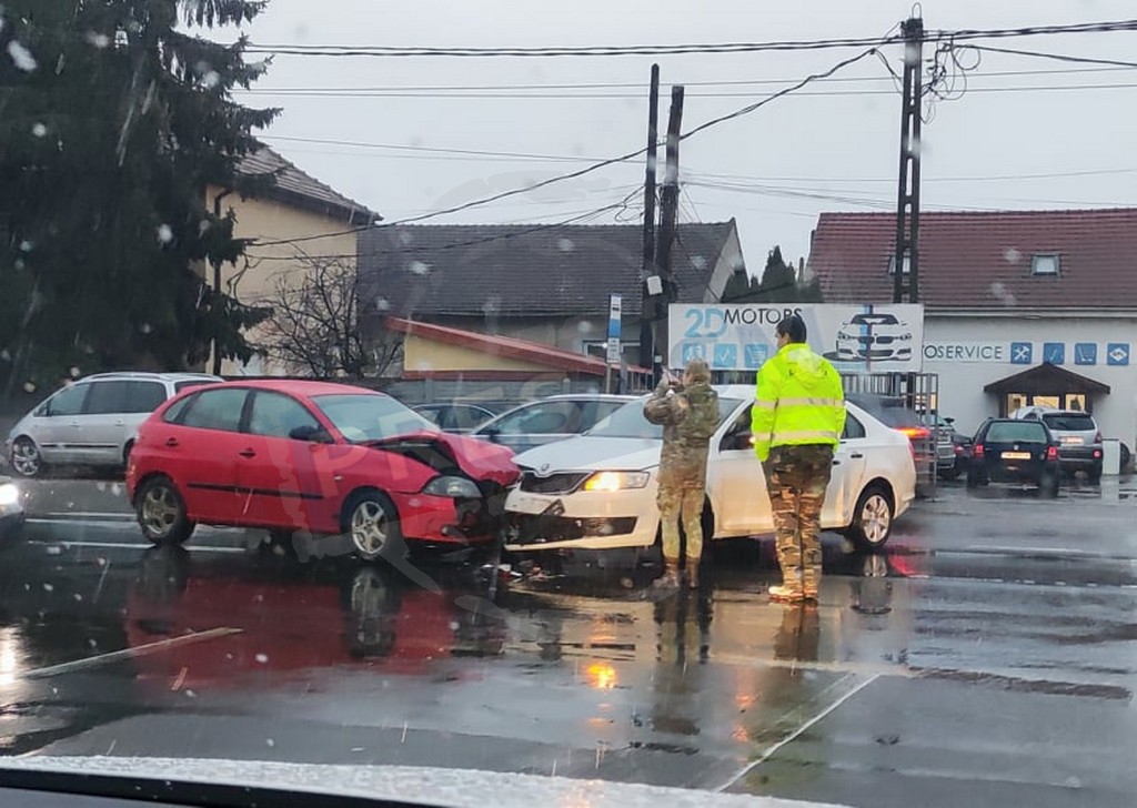 FOTO/VIDEO. Accident rutier pe B-dul Lucian Blaga. Două mașini au intrat în coliziune frontală