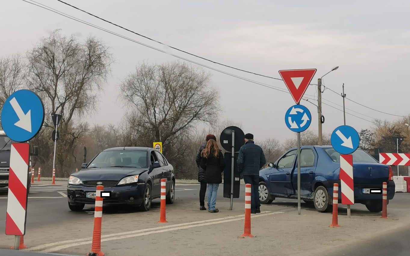 FOTO. Accident în Satu Mare și eternele discuții în mijlocul drumului. Care Cod Rutier?!