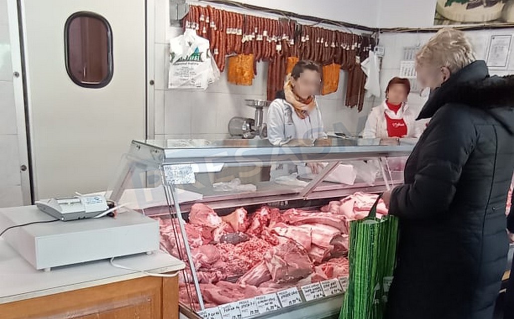 FOTO. În Satu Mare. Vânzătoare fără mască, către clienții unui magazin: ”Puneți-vă masca!”