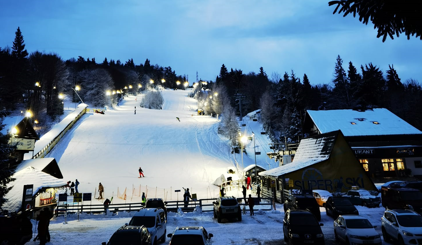 FOTO/VIDEO. S-a deschis sezonul de schi în Maramureș! Zăpadă și multă distracție