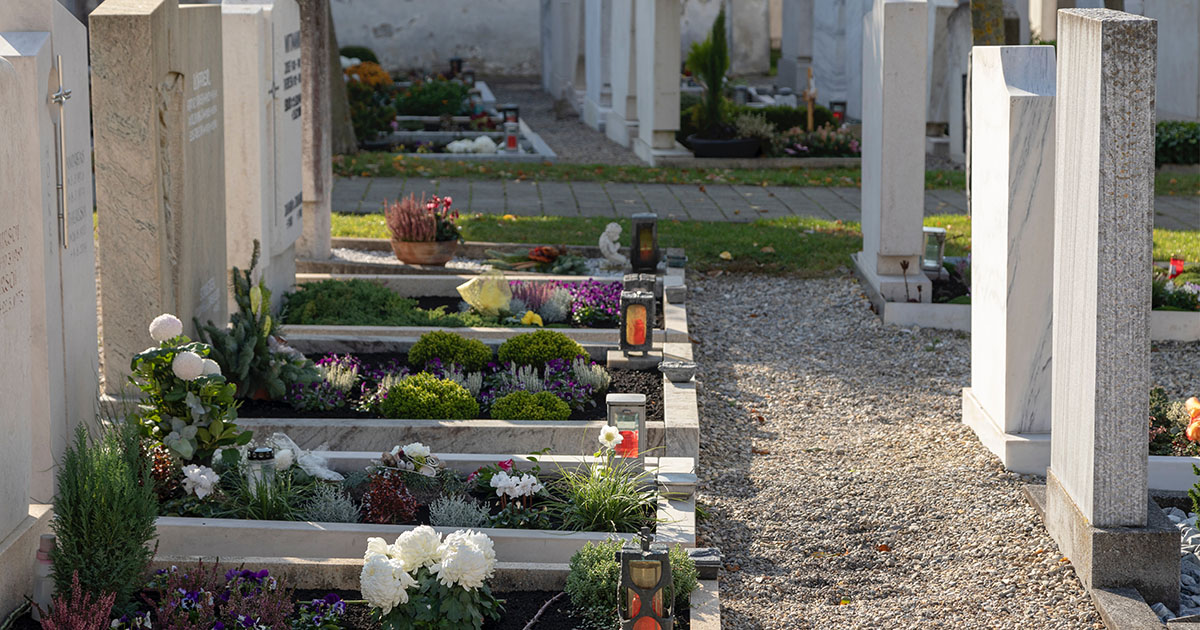 Trei bărbați, acuzați de profanare de morminte. Smulgeau dinții de aur și furau bijuteriile răposaților