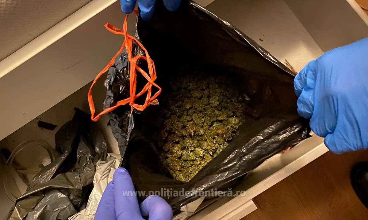 FOTO/VIDEO. Prins cu droguri pentru că s-a speriat de polițiști. Bărbatul își transformase casa într-un adevărat laborator