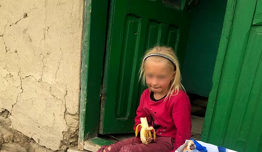 Coșmarul unei fetițe (8 ani) din Satu Mare. Cu mama alcoolică, trăiește în sărăcie lucie