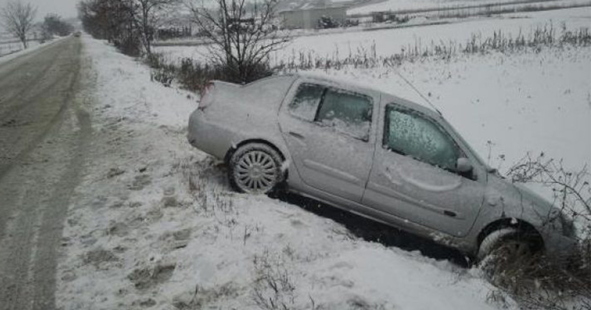 Un sătmărean a ajuns cu autoturismul în șanț. SMURD și descarcerarea, la fața locului