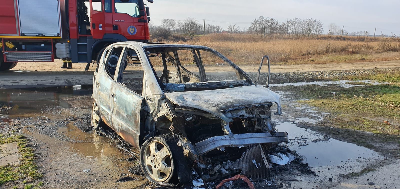 FOTO. Mașină distrusă în totalitate, în județul Satu Mare. Incendiu violent