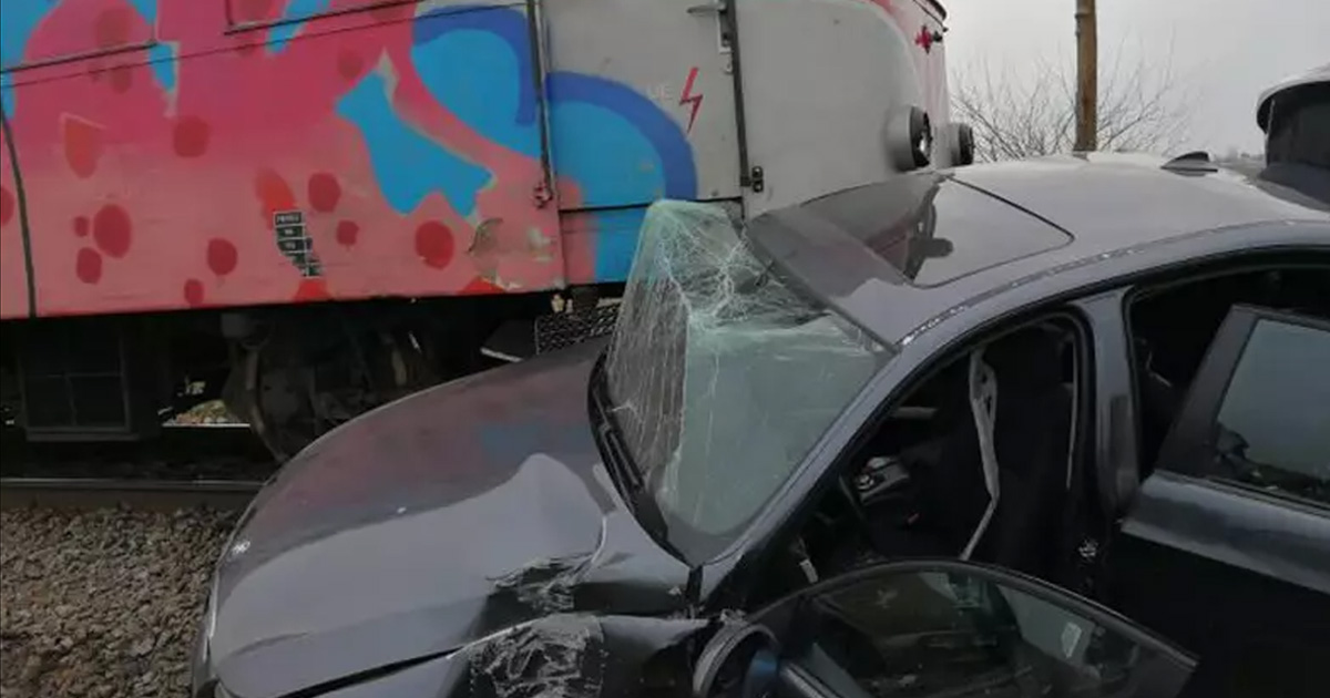 Accident în județul Satu Mare. Automobil lovit de locomotivă