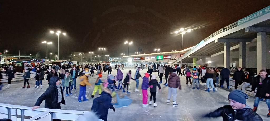 FOTO/VIDEO. Patinoarul uriaș din municipiul Satu Mare, plin de lume! Bucurie la mall