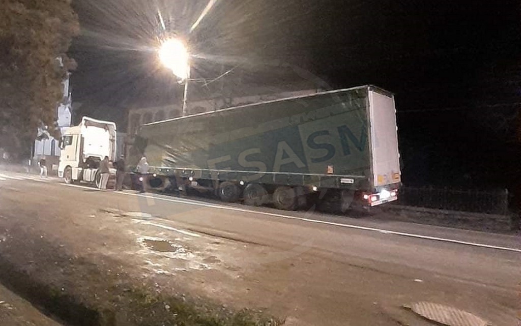 FOTO. Ghinion curat! Un TIR-ist din Satu Mare a rămas fără remorcă