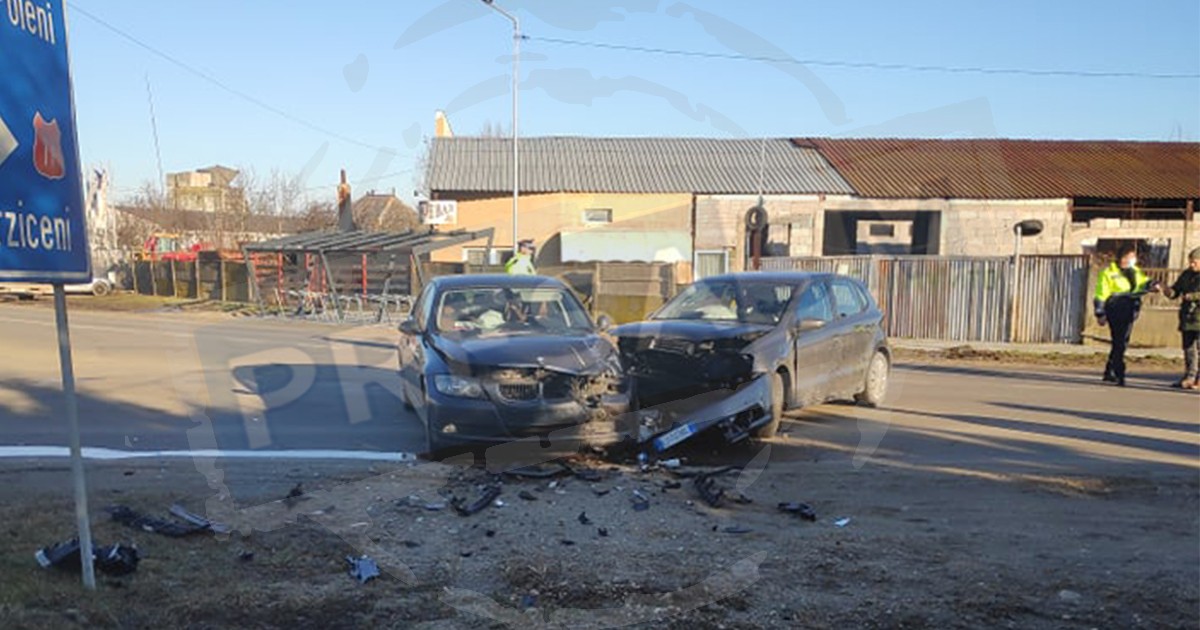FOTO. Accident frontal în Carei. Două familii se aflau în mașinile implicate