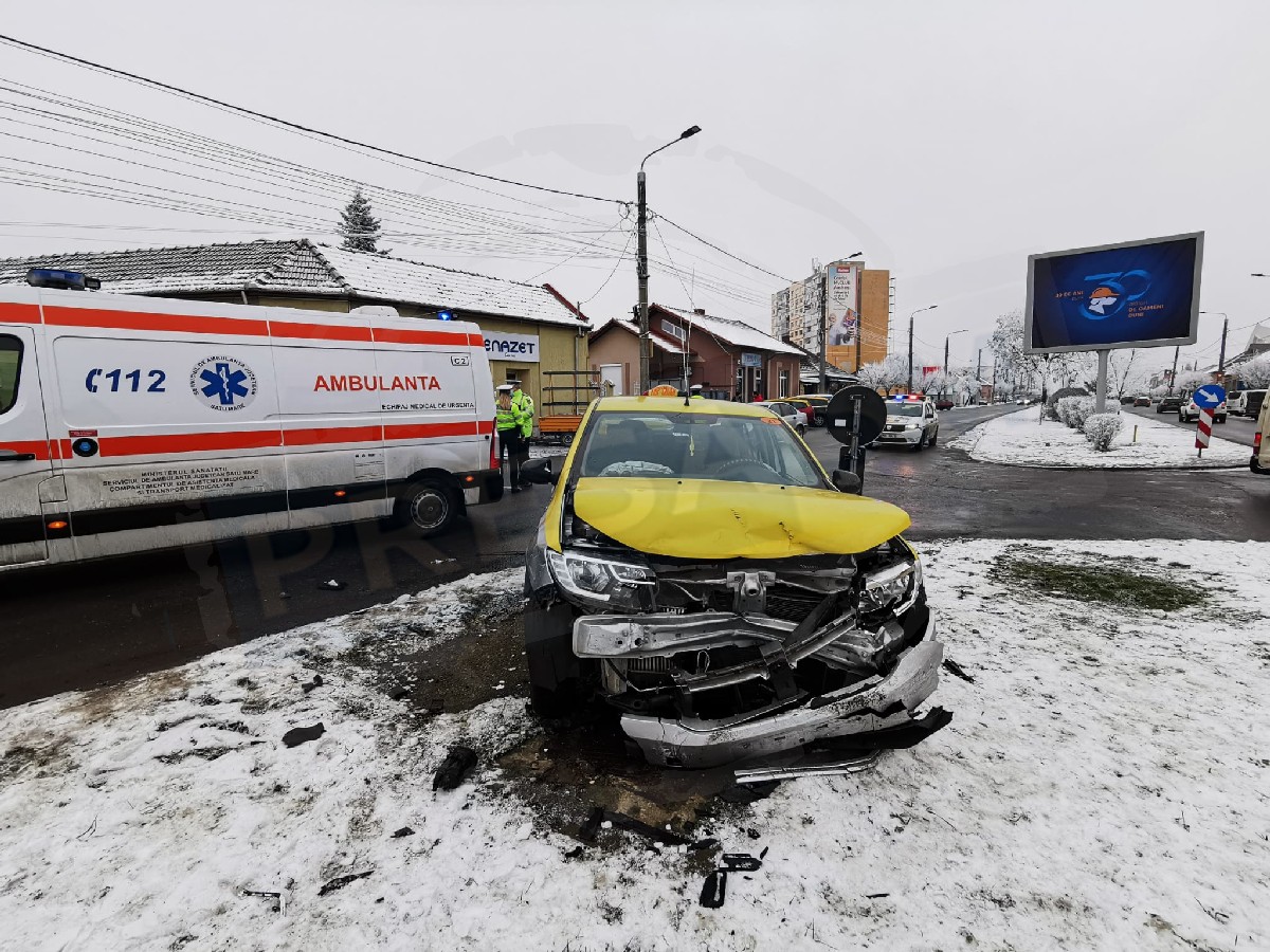 FOTO/VIDEO. Accident cu multiple victime în municipiul Satu Mare. Coliziune între un taxi și un alt automobil
