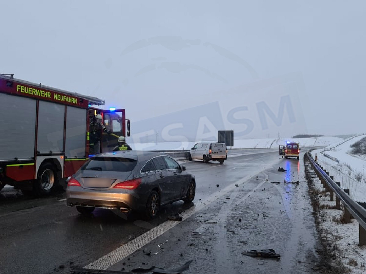 FOTOGALERIE. Un sătmărean a provocat un accident pe o autostradă din Germania