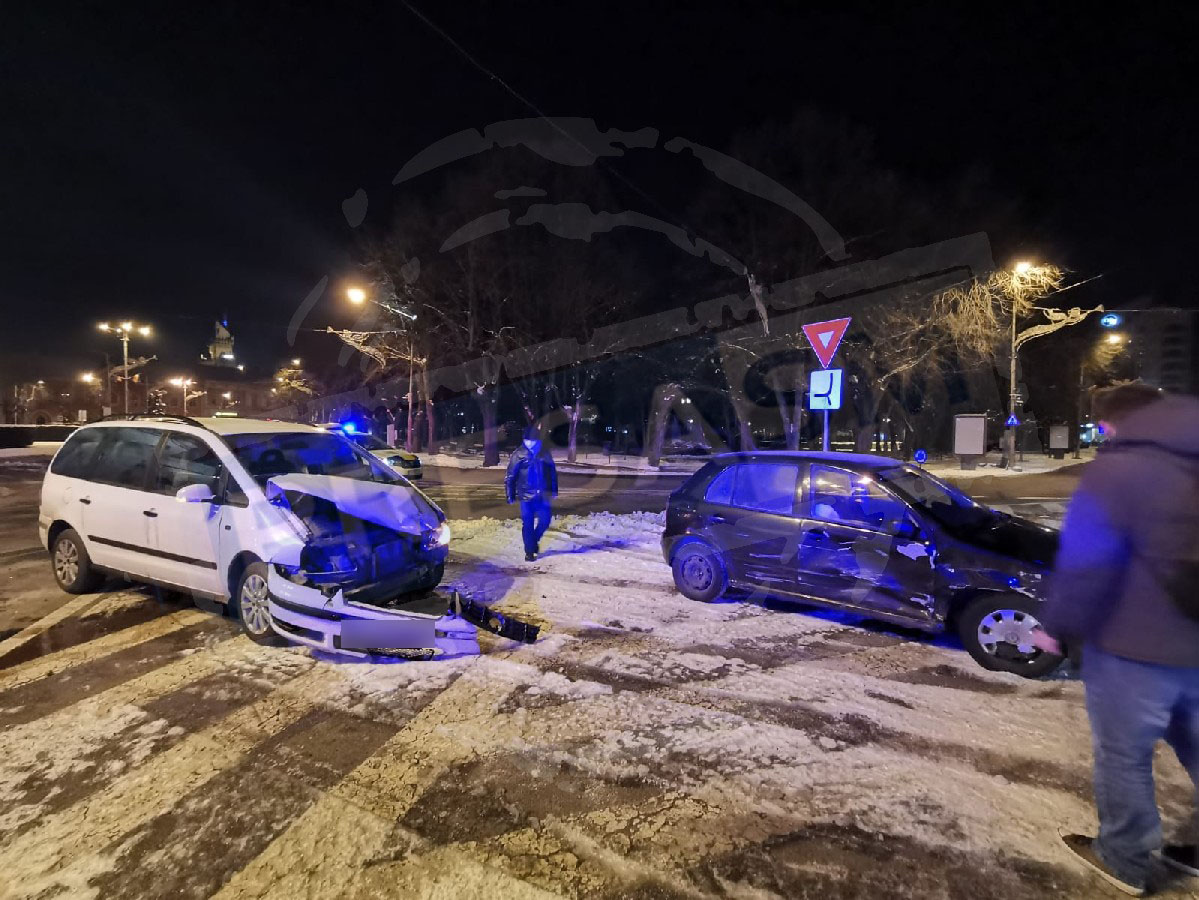 FOTO/VIDEO. Accident rutier în sensul giratoriu din centrul Sătmarului. Coliziune între două mașini