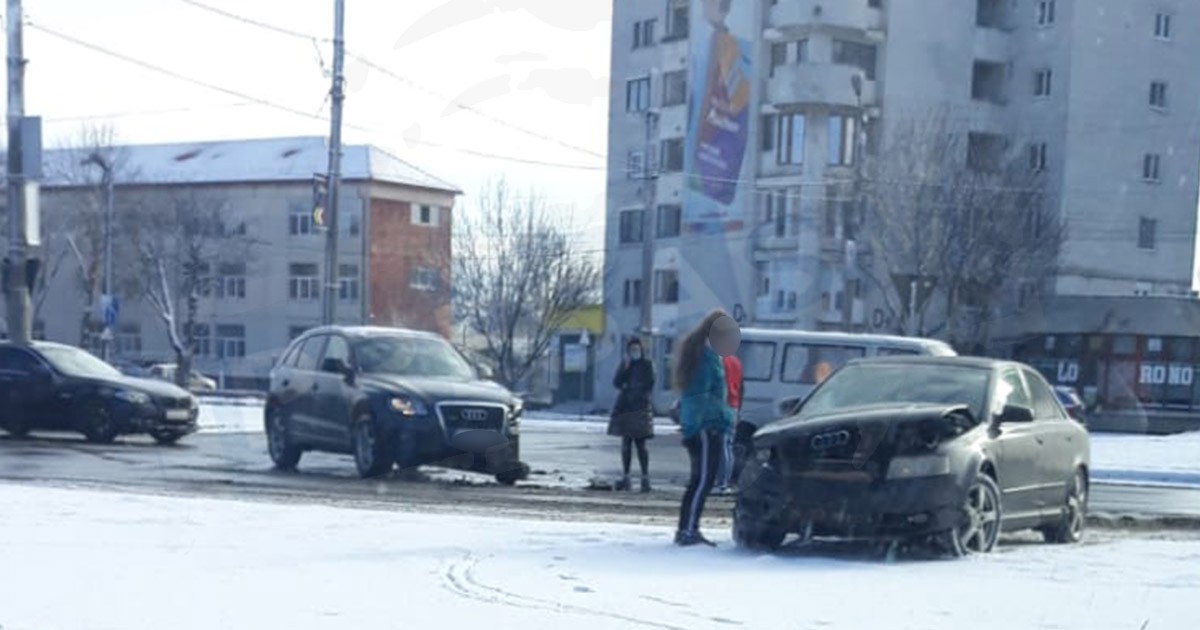 FOTO. Accident în lanț în față la Finanțe. Impact între trei mașini