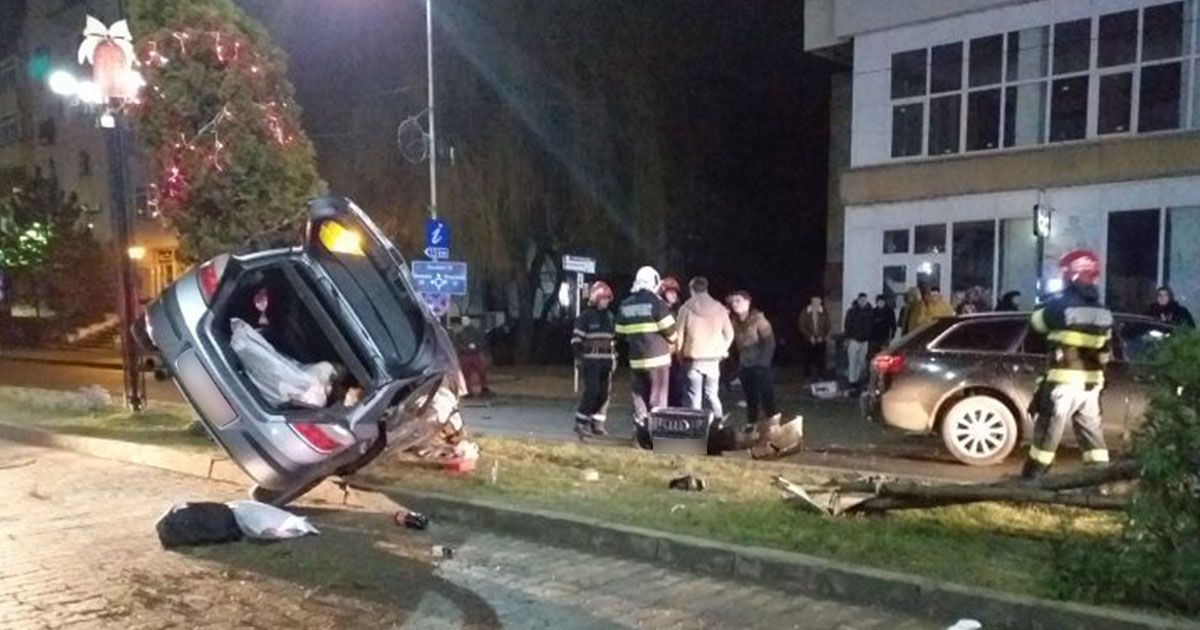 VIDEO. Imagini spectaculoase. Mașina șoferiței de 19 ani, suspendată de un copac