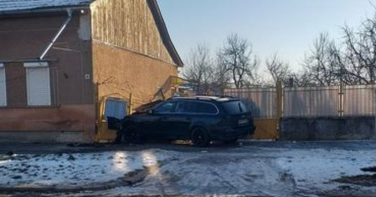 FOTOGALERIE. Accident în Carei. Un șofer a ajuns cu BMW-ul în gardul unei case