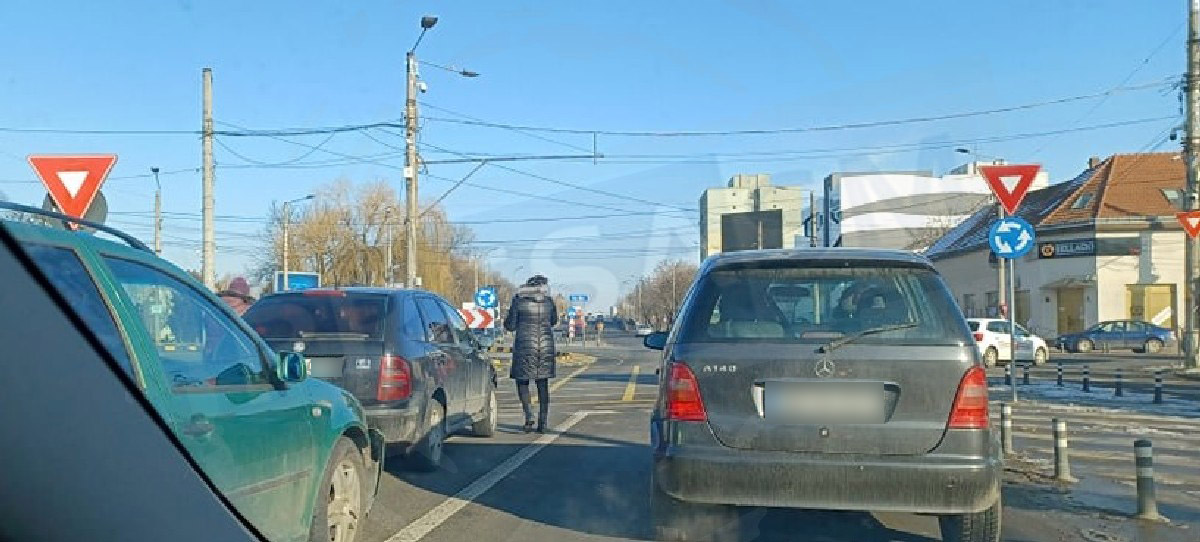 FOTO/VIDEO. Un șofer începător a provocat un accident în sensul de la Burdea. Apoi au blocat circulația