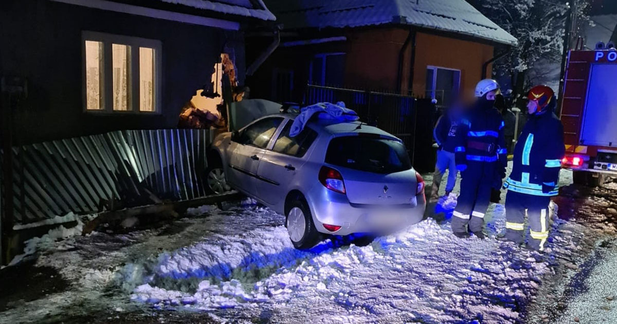 FOTO. Accident cu năbădăi. A intrat cu mașina prin peretele unei case. S-a dezbrăcat și a făcut show pe șosea