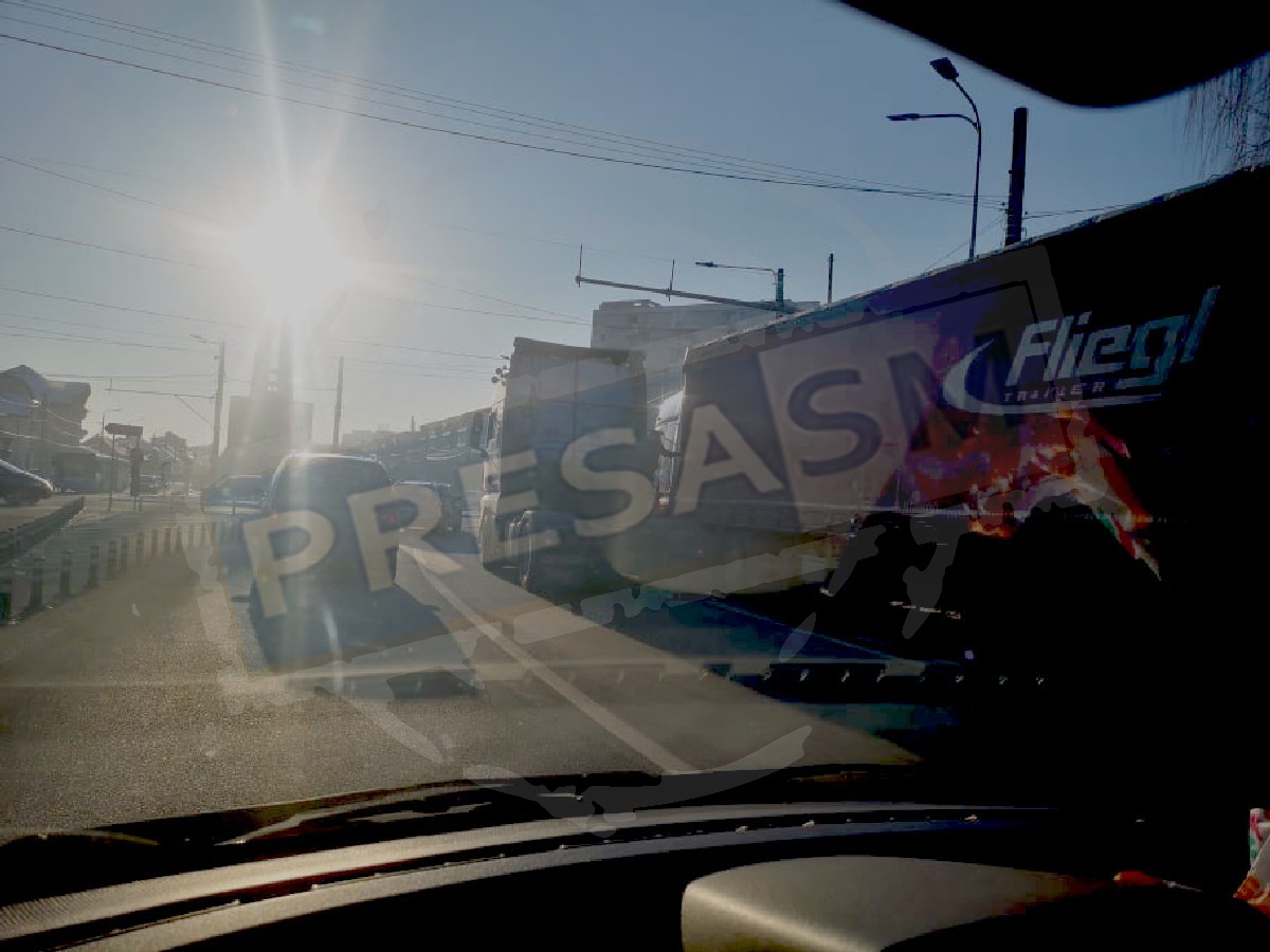 FOTO. Blocaj pe Podul Decebal. Bandă restricționată de un TIR defect, mai multe ore
