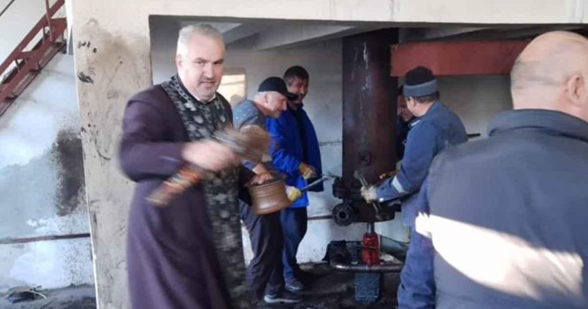 FOTO. Locuitori lăsați fără apă caldă și încălzire. Soluția: preot chemat să sfințească instalația defectă