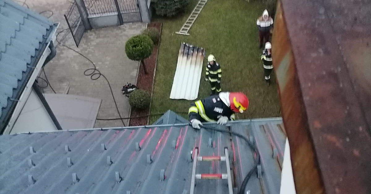 FOTO. Incendiu la o vilă din Negrești-Oaș. Au intervenit pompierii