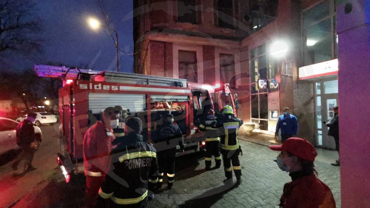 FOTO/VIDEO. Alertă de incendiu la Spitalul Vechi din Satu Mare. S-au mobilizat pompierii