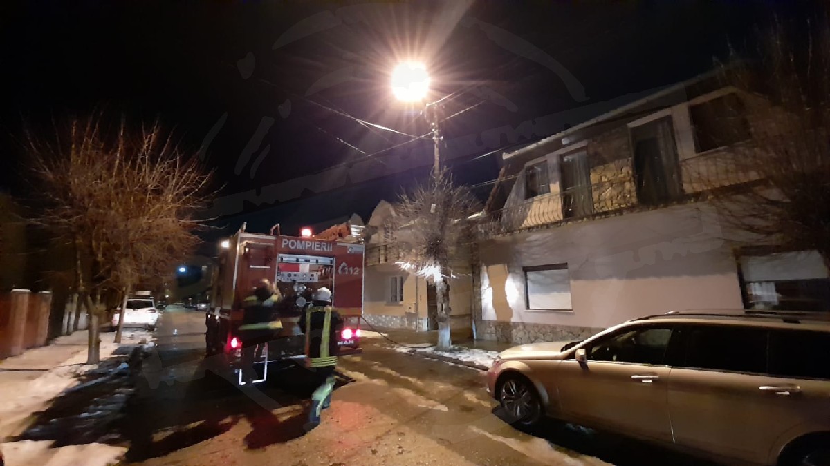 FOTOGALERIE. Incendiu la o casă din Cartierul Micro 17! O stradă este închisă