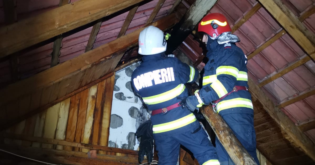 FOTO. Incendiu la o casă din județul Satu Mare. Pompierii au oprit propagarea incendiului