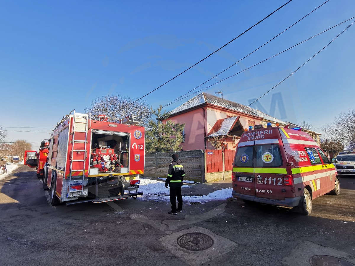 FOTO/VIDEO. Incendiu la o casă din municipiul Satu Mare. Bărbat în stop cardio-respirator
